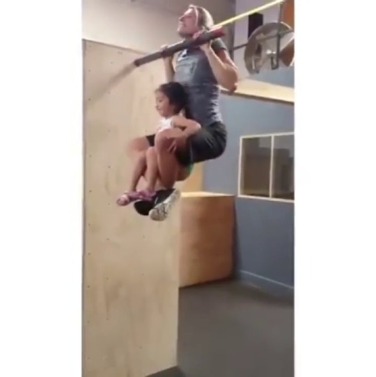 weloveshortvideos:  Lifting a little girl