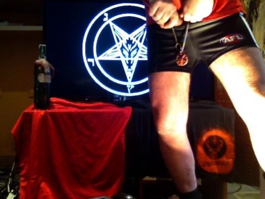 footyshorts666:   Demon cumming 