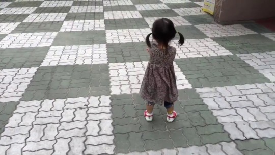 allsadnshit:  thebestoftumbling:    Lesson for today… You can’t stay mad with squeaky shoes…    OK THIS IS SO CUTE 