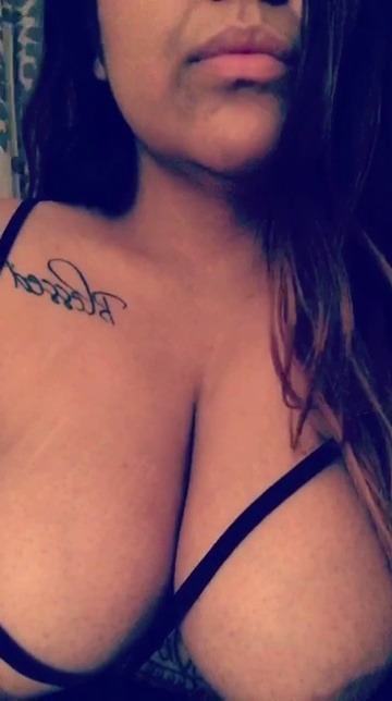 sweetlatinapussy:  I’m really feelin myself on snapchat tonight. Girls add me I