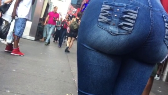 onandifarnsworth:  bigbootycandids:  Nice big booty in jeans  Finally someone else