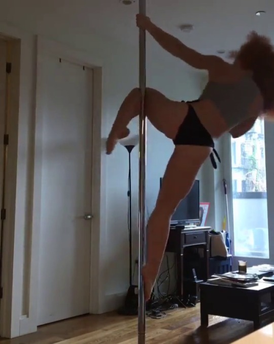 bones-groans:  cherrybomber97:  raveyyrave:   enlightenedsilverking:  paularekiyah:  art ❤️  I wanna be a pole dancer   I’m gonna learn how to do this shit   The way the light reflects just so on the muscles in her legs and the way her hair sways