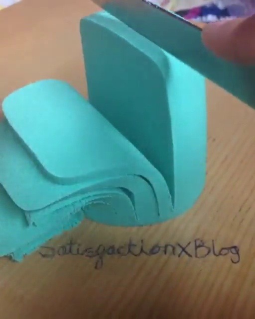 charalanahzard: weloveshortvideos:  Reverse + no table touching   God damn this is satisfying 