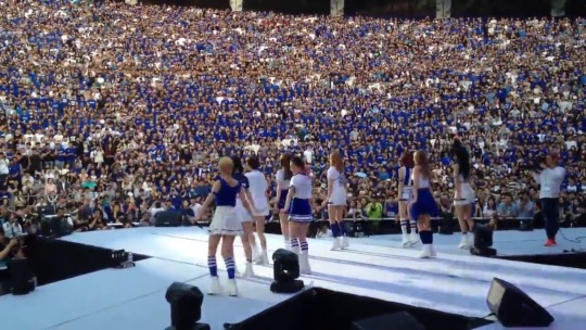 lisasbabygirl:  This is still one of my favorite Twice performances. The crowd was sooo LOUD! 