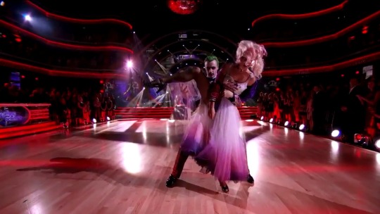 rev-up-your-harleyy:  laurenjforlunch:  Harley Quinn and Joker waltz routine from