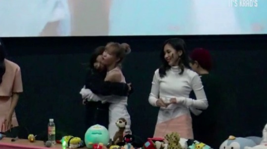 gay-shit-girlgroups-do:  someone stop these gheeis 