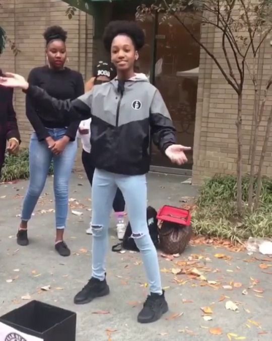 karukairyu:  khadds: thoughtsof-r:   theyoungchanel:  fuckyeahafricans: IG: @official.noodlez She hit every beat 👌🔥  I feel like I never see girls embrace this form of dance. She did that.   geee so smooth wit it too   I love how happy she made