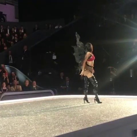 mattandjones: snatchedweaves:   ehquzoanteelweovadoza: The Weeknd x Adriana Lima 🔥 You see Bella for two seconds and you can tell her walk is lifeless    LMFAOO 