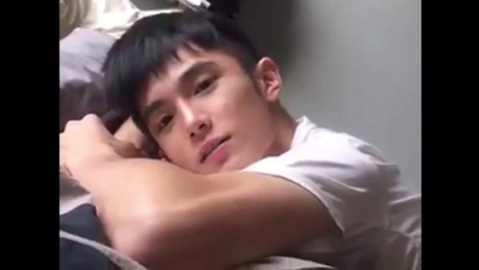 love-bbfuck:太可愛了啦！好想在床上好好疼他，哈哈。😍