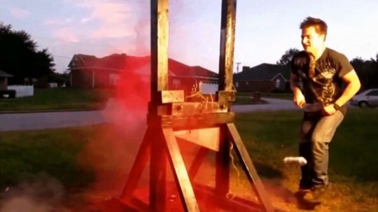 babylonian: weloveshortvideos: Guillotine vs a spray paint can. this caption is so