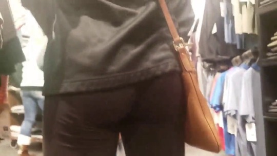 watchmecreeponyou:  Sexy round ass at the mall