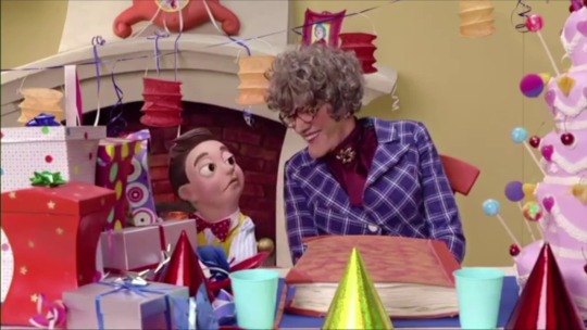 yaoiputin:  thatbluesuitedblowhard:  bluehairedspidey: important footage of robbie