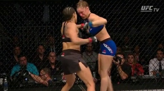 verylilpimpin:  oshuns: dirtyboxing:  Enjoy the fight with the audio of Ronda Rousey’s