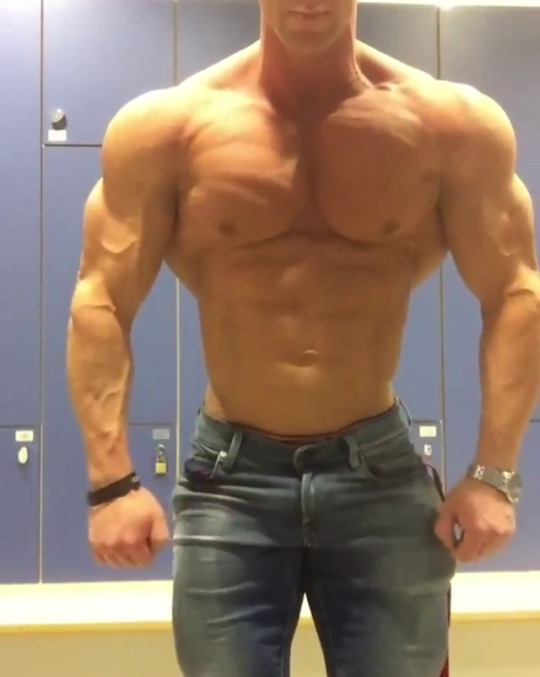 flex4mebigguy:  musclementoworship:I just LOVE show offs don’t you? FLEX baby FLEX 