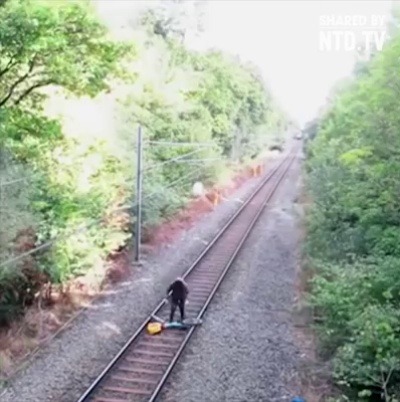 tiralatele:  Héroe salva a un borracho de morir atropellado por un tren.