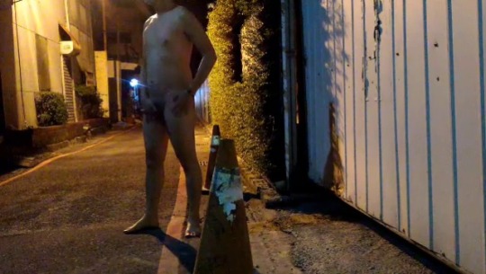 pushliao:  Shit! 前面準備的時候都沒人經過  結果一脫光車就一直來  全部都看光光了