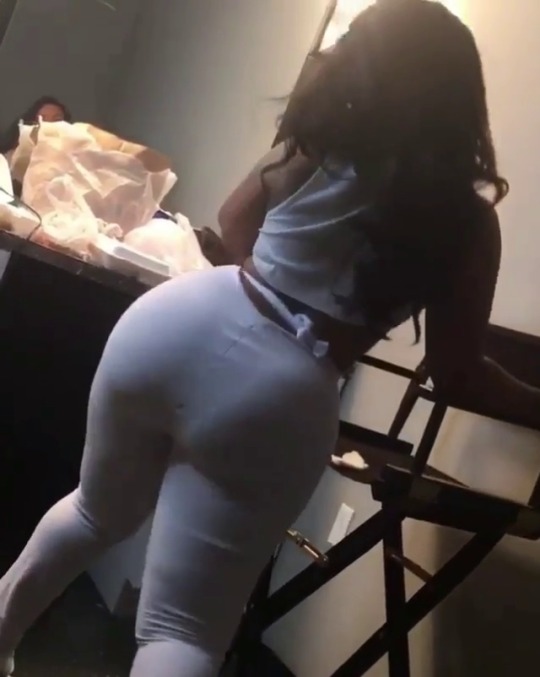Black girl got a big phat booty porn pictures