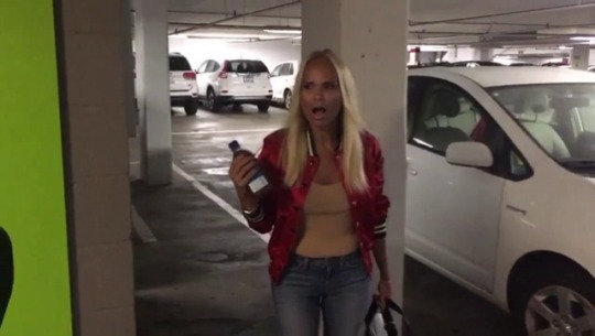 divascreech: zaksaidso:  “I think it’s a b-flat.”  Kristen Chenoweth trying to figure out the note of a triggered car alarm in a parking garage. (btw it was in fact a b-flat)   icon 