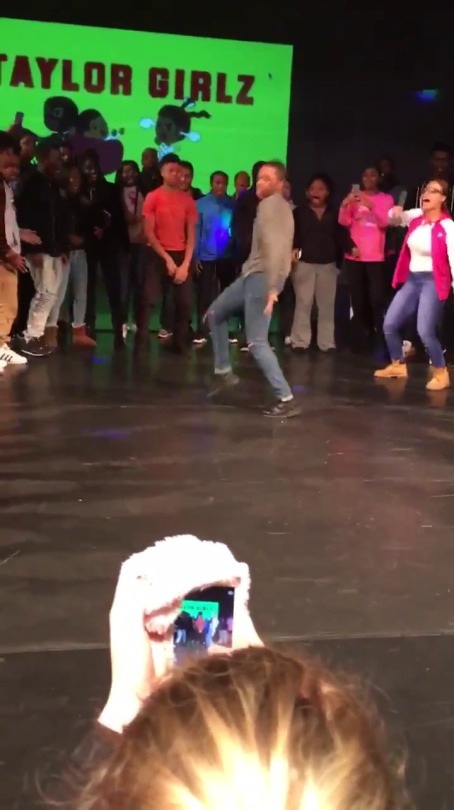 fonzworthcutlass:  hustleinatrap:  amazing!   What song is that