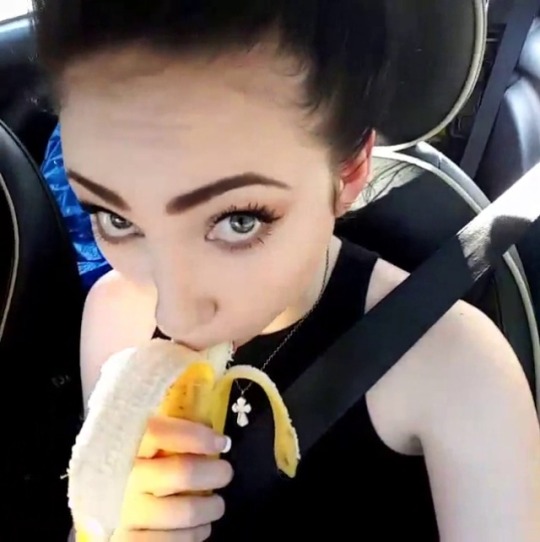 Aria Alexander ➤ Bananas