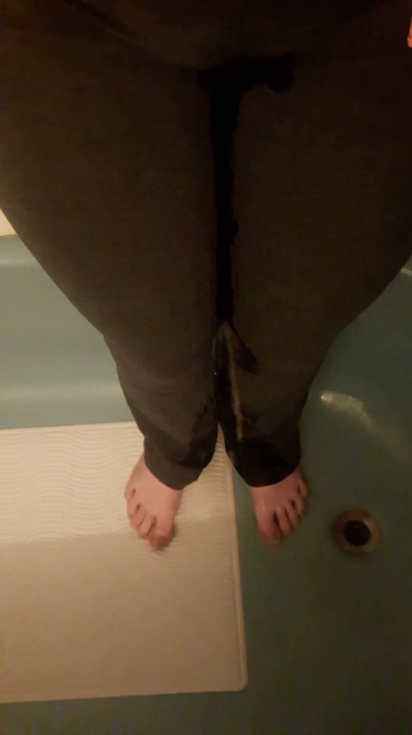 Porn ronnsnow: Soaking gray yoga pants photos