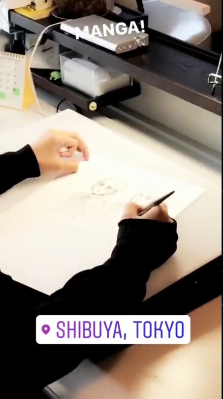 fuku-shuu:  Fashion journalist and personality Derek Blasberg shared this behind-the-scenes Instagram Stories video of Isayama Hajime sketching in his studio! It looks like Isayama might be on CNN’s Style TV soon (For whatever reason)? (Thanks to @suniuz