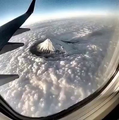 cyranohs:   Mount Fuji filmed from plane  via WOW   