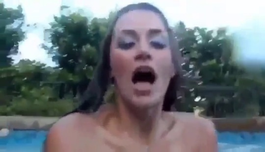 fanaticosdelpapo:  Chupando un papo bajo el agua…