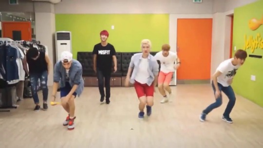 cursedvixx:  vixx-memes:  if u ever feel bad about ur life, just remember this is
