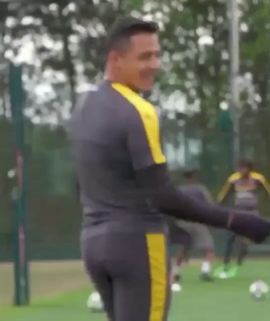 footbulging:  Alexis Sánchez