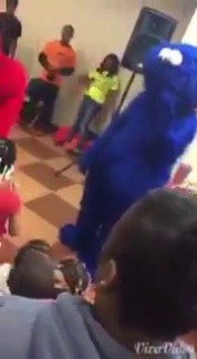 verylilpimpin:  bellygangstaboo:    i need to hire them for all my birthday parties    why elmo go off like that 😭😭😭