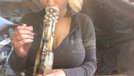 pineapplexxxpress:  Me and my big tits taking a big dab 😘