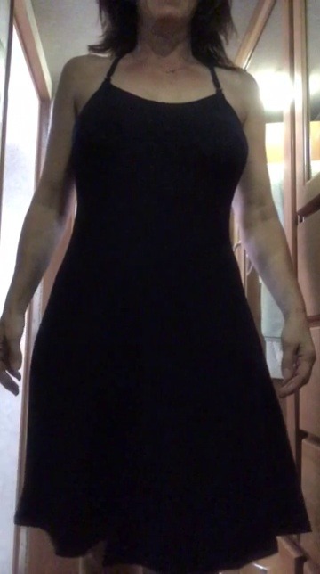 thedude1871: sweetvagabond:  Goofing around trying on my sexy new dress!  Beautiful 