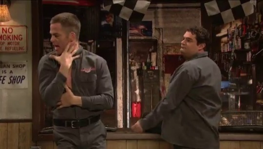 ruinedchildhood:    chris pine as an auto-mechanic discussing rupaul’s drag race and lip syncing for his life on snl is everything. 