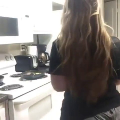 rockhher:  bigbuttsthickhipsnthighs:  Must be steak and potatoes in that pan!  PAWG….THICKNESS 