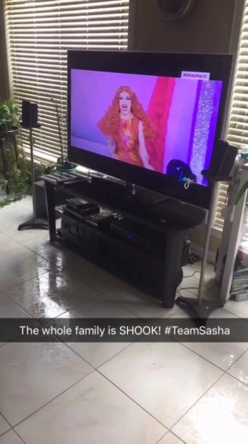 ratedbamf:  jordan-2000:  tybalt-tisk:  I made my family watch the grand finale of RPDR and they were not disappointed.  I LOVE THIS   This is so wholesome