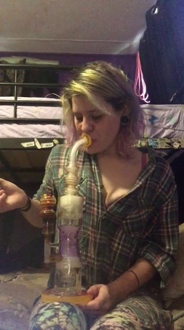 stonerpiglet:  I’m loving hard on this bong lately ❤️💛❤️💛
