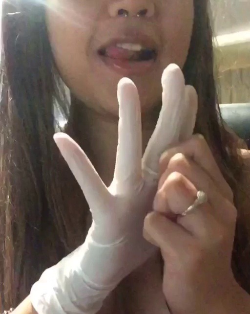 glovebabe: Love stretching my gloves in the morning.