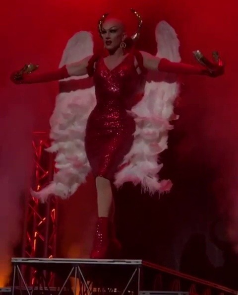 dandalf-thegay: rebel-in-tartan:  chitowncub:   versaceslut:  okay but the halo into horns was so fucking good!!!  Holy cow!!  So amazing!  That’s what I call a reveal.   No one will ever out-reveal the queen.   I love Sasha Velour but this is all I