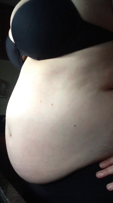 sarahchubby:  Playing with my belly. So stuffed after sunday’s lunch! I’m so