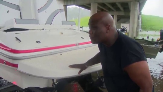 the-real-eye-to-see:     People helping people in Texas. Race, gender, social status