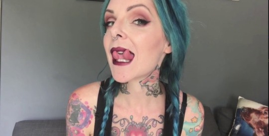 allthepiercingsandbodymods:  Riae Suicide’s split tongue.Viideo source: (x)