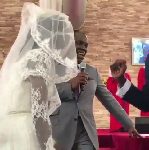 retrorocksy:  blackpxwer:  localstarboy:  This groom is so extra 😂🤣 I would too shid  PRAISE THE LOOOOOOOOOOOOOOOOOORD  Yes future husband be this extra 