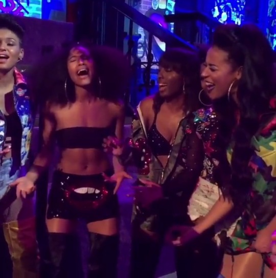junesdiarysource:June’s Diary at the VH1 Hip Hop Honors singing the intro to “Hold