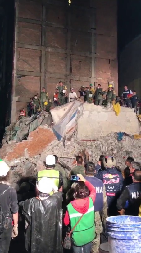 cabronaa:   before-life-takes-over:   Marines, brigades and rescuers sing national