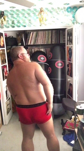 j-mobear:  I’ve never really done this before, but a couple fellas asked if I’d make a video with my belly shaking… so here it is, hope you like it… :)