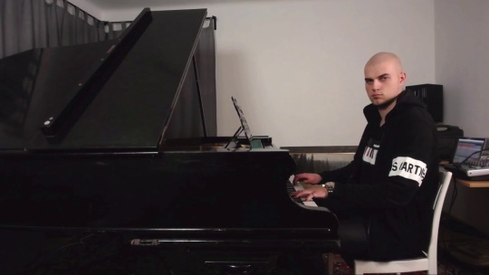 miss–kiwi:  eventhorizonandfallingstars:  setheverman:   just got a grand piano and you know what that means  From Chopin to swag, just like that   “chopin” girl come on 