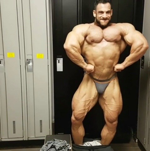 needsize:  Change room show-off.Mahmoud Al Durrah