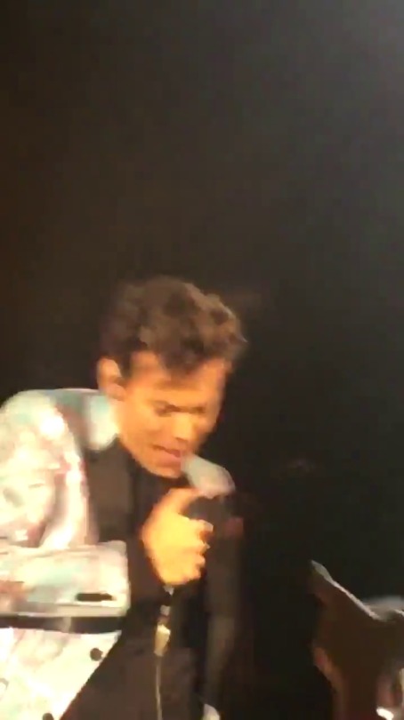 theharrydaily:  @livvi91: RIP ME OMFG