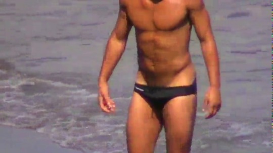 Porn sportmen-bulge:  Men on the beach photos